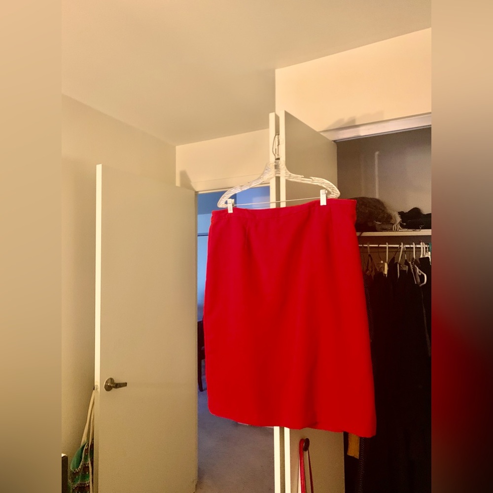 Skirt zipper in the back with small slit in the back